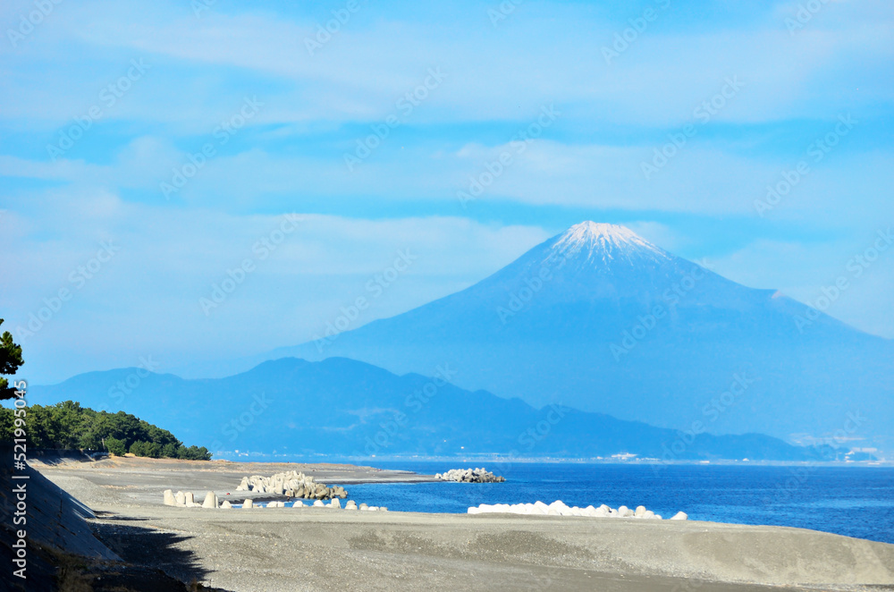 静岡県　三保松原と冠雪の富士山と青空の風景
