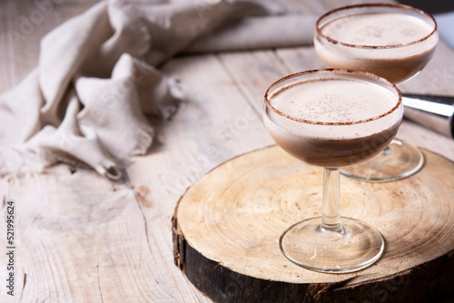 Foto Classic Brandy Alexander cocktail on wooden table. Copy space