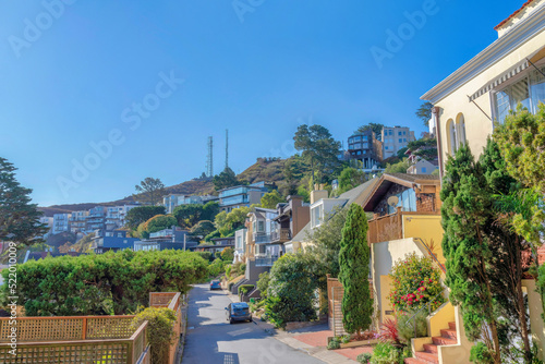 Fototapeta Naklejka Na Ścianę i Meble -  Small street in a neighborhood with single-family houses near the mountain in San Francisco, CA