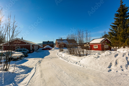 Neve a Kiruna in Lapponia Svedese. Una chiesa in mezzo alla natura con un paesaggio di sole