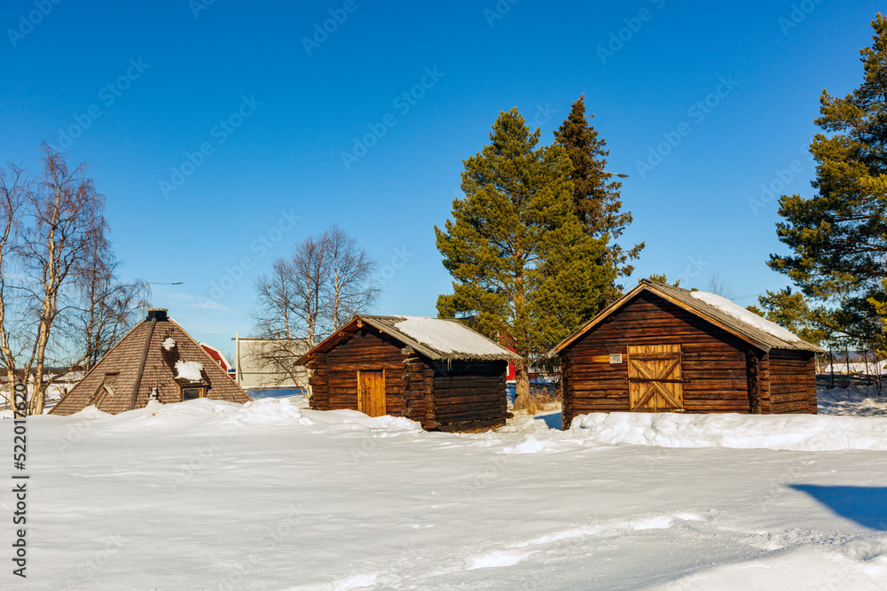 Neve a Kiruna in Lapponia Svedese. Una chiesa in mezzo alla natura con un paesaggio di sole