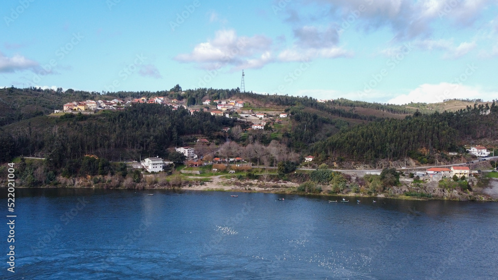 Vista aérea de drone sobre o Rio Douro, Gondomar (Portugal)	