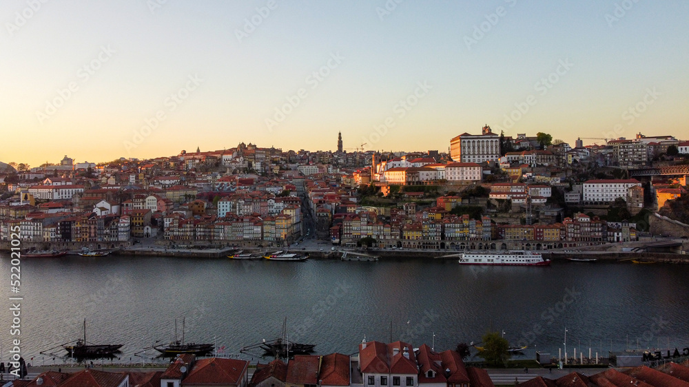 Vista aérea de drone sobre a cidade do Porto (Portugal)	