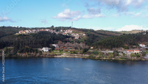 Vista aérea de drone sobre o Rio Douro, Gondomar (Portugal) 
