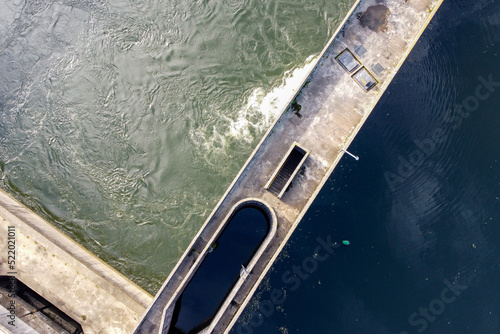 Vista aérea de drone sobre barragem