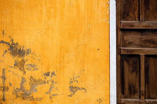 Fotografie, Obraz Pared amarilla antigua con puerta de madera