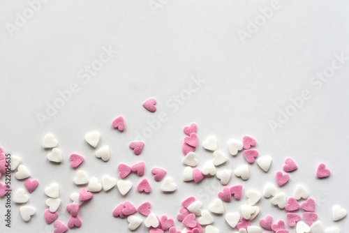 corazones rosas y blancos de azúcar para decoración de repostería con espacio en blanco