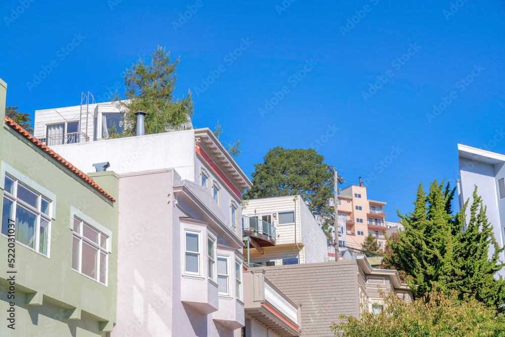 Fototapeta premium Adjacent houses on a sloped neighborhood at San Francisco, California