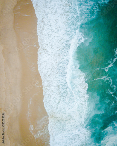Vue Aérienne de drone d'une plage de l'océan Atlantique. Vue verticale avec sable, écume et eau