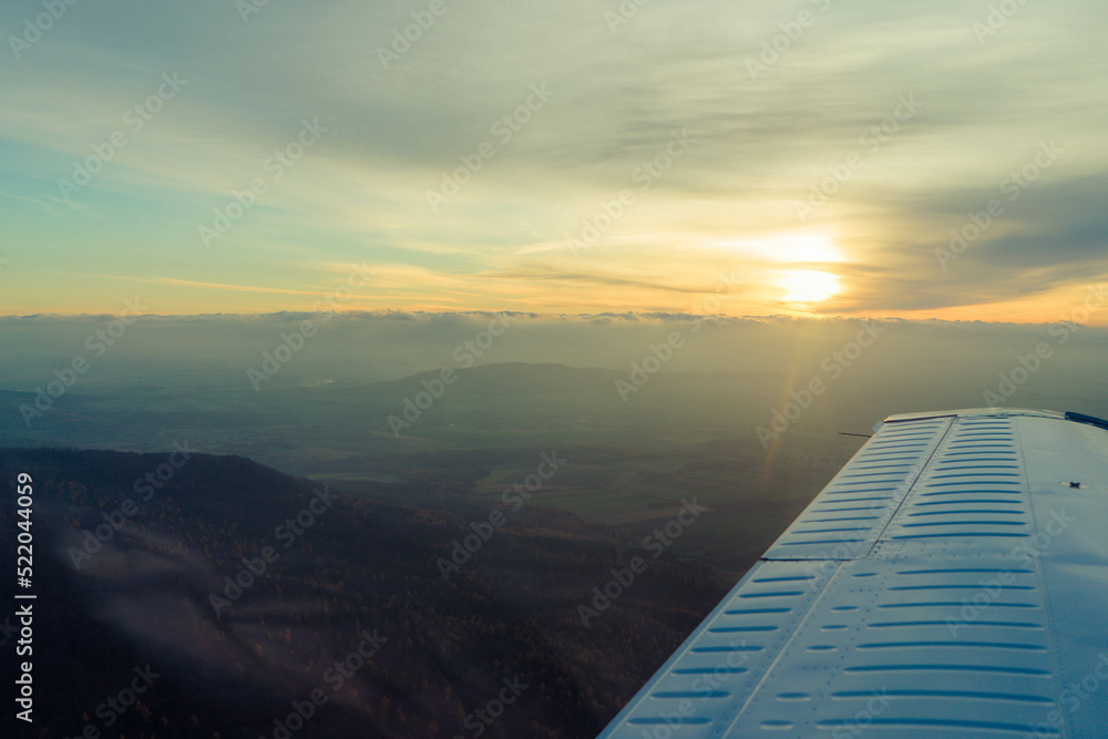 Lot samolotem podczas zachodu słońca - obrazy, fototapety, plakaty 