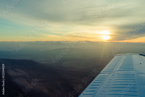 Lot samolotem podczas zachodu słońca