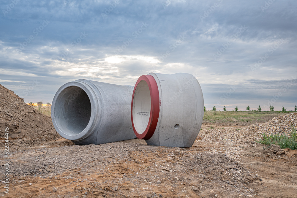 Kanalrohr an Baustelle für Abwasser Kanalrohr an Baustelle für Abwasser