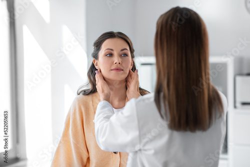 Foto medicine, healthcare and people concept - female doctor checking lymph nodes of
