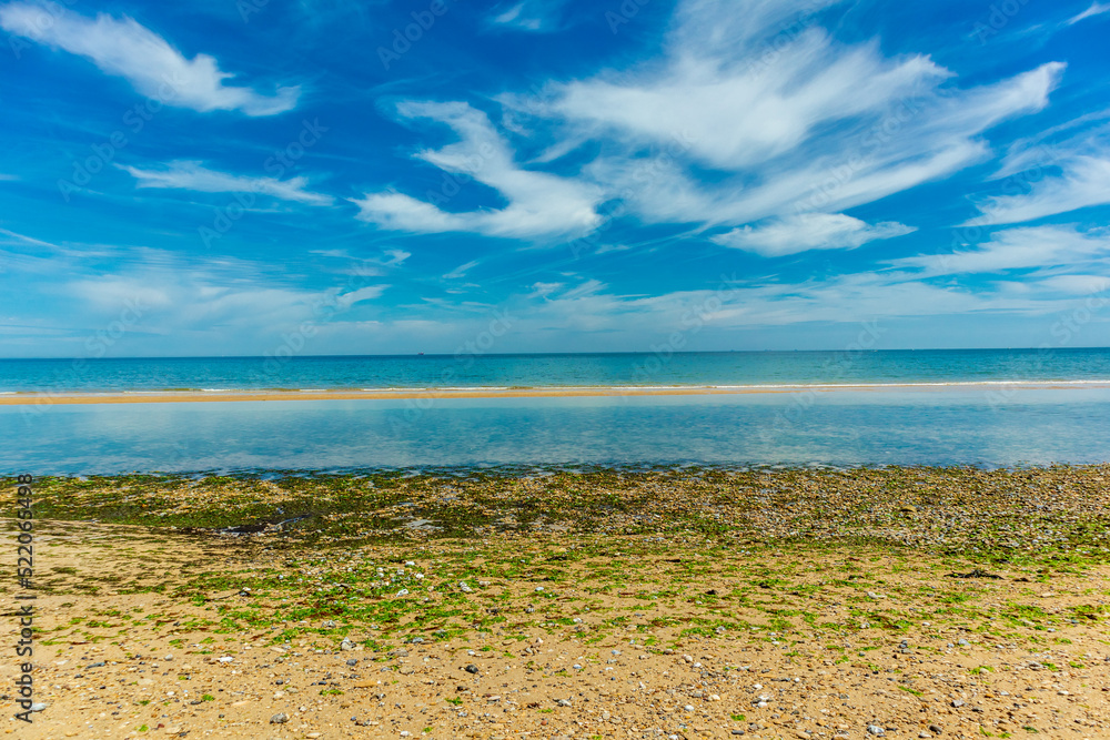 Strandspaziergang am wunderschönen Gold Beach vor der Küste von Ver-sur-Mer - Normandie - Frankreich Strandspaziergang am wunderschönen Gold Beach vor der Küste von Ver-sur-Mer - Normandie - Frankreich