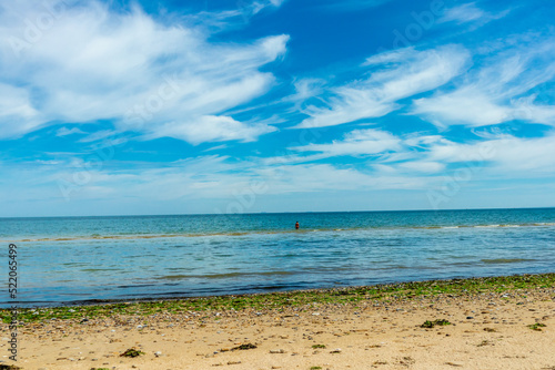 Strandspaziergang am wundersch  nen Gold Beach vor der K  ste von Ver-sur-Mer - Normandie - Frankreich