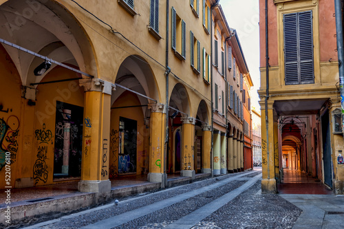 Fototapeta Naklejka Na Ścianę i Meble -  Building facades and medieval architecture along the streets in Bologna