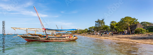 Authentische Dhow-Boote am Strand im Fischerdorf Fumba, indischer Ozean von Sansibar in Tansania. Blue Safari-Tour zur Sandbank Menai Bay in Afrika, Panorama. photo
