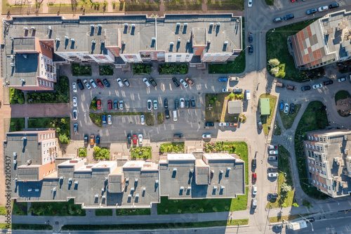 Obraz na płótnie Chaotic parking in the courtyard of an apartment building top aerial view w salonie