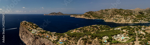 Mallorca an einem Sommertag im Juli, Panorama Aufnahme aus der Luft mit der Drohne, Aussicht auf das Mittelmeer und Port d'Andratx, aerial landscape view and skyline at mediterranean sea
