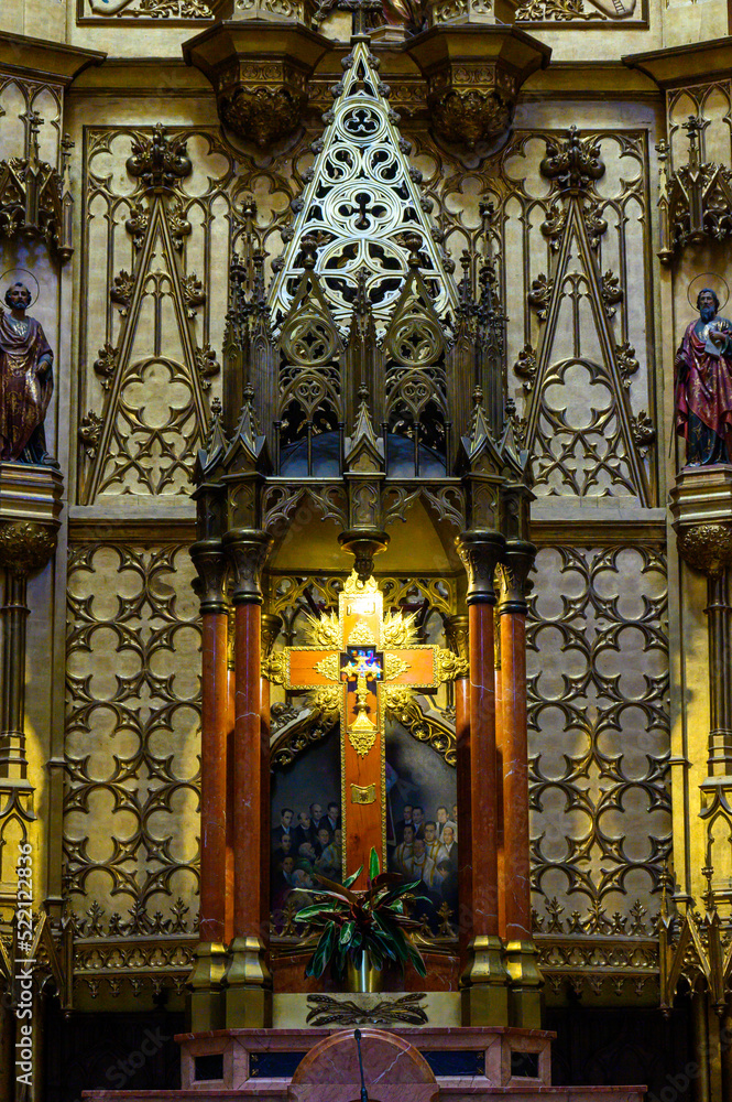 Obraz premium Altar in the colonial Church of the Holy Cross or Santa Cruz Parish, Madrid, Spain
