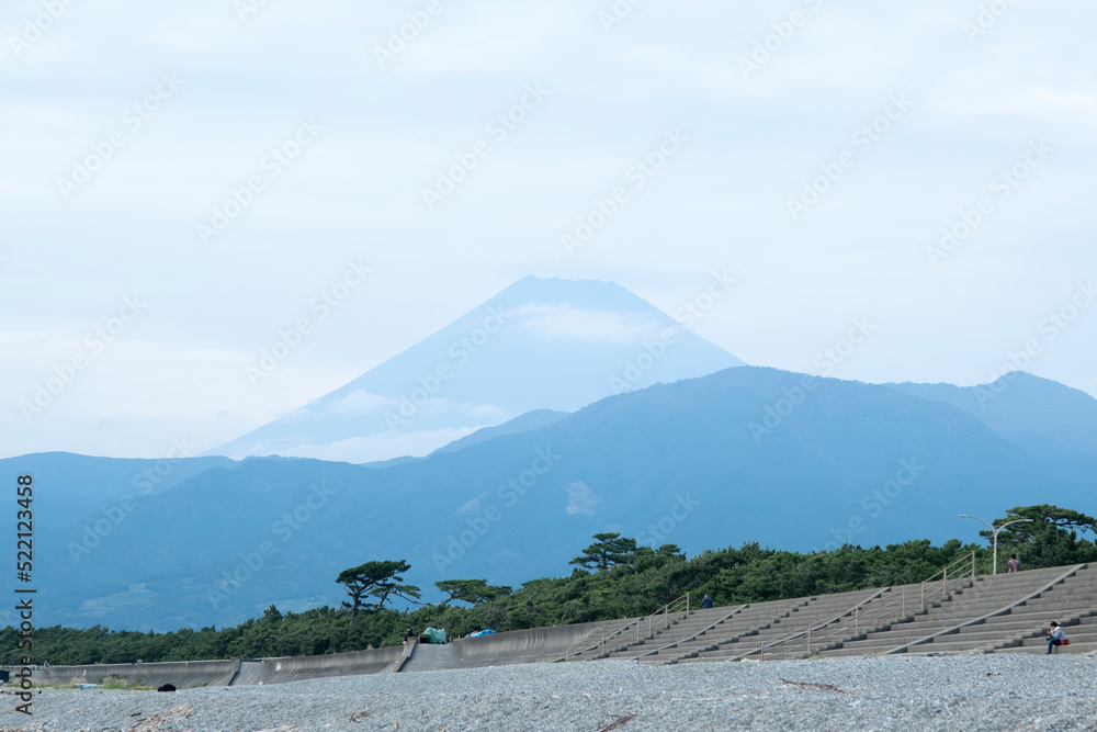 静岡県沼津市の千本松原から望む夕暮れ時の風景 静岡県沼津市の千本松原から望む夕暮れ時の風景