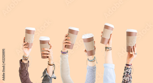 Wiele różnych ramion uniosło się, trzymając kubek kawy