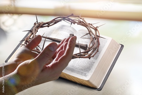 Valokuva Human pray from god blessing to hands praying to god with the bible