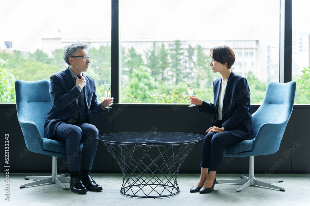 パーティーで雑談をするビジネスパーソン パーティーで雑談をするビジネスパーソン