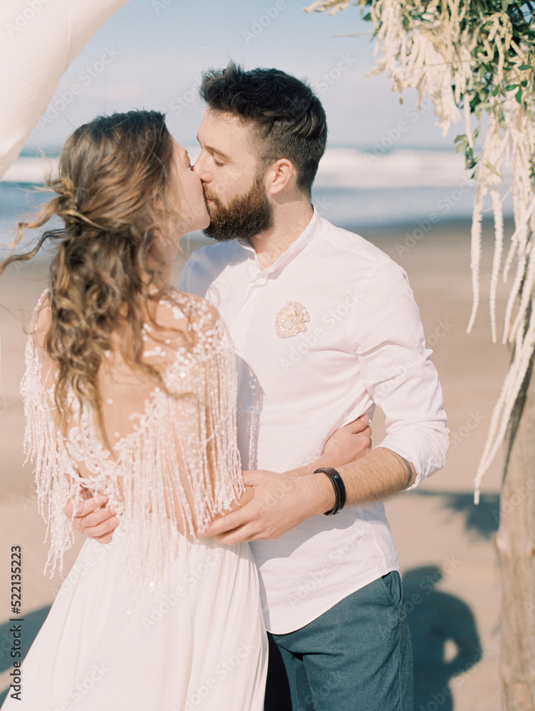 Kissing Newlyweds On The Beach Kissing Newlyweds On The Beach