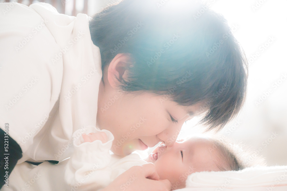 赤ちゃんと遊ぶお母さん 赤ちゃんと遊ぶお母さん