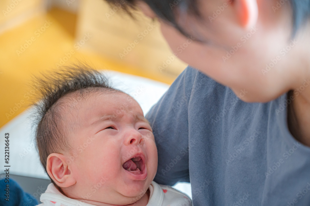 泣く赤ちゃん 泣く赤ちゃん