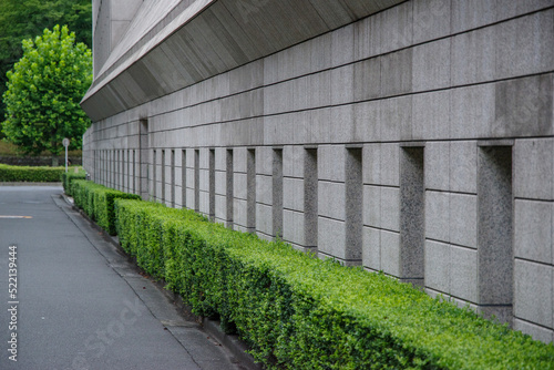 石造りの壁と緑の植栽
