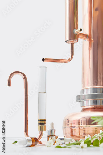 Alembic apparatus for distilling essential oil
