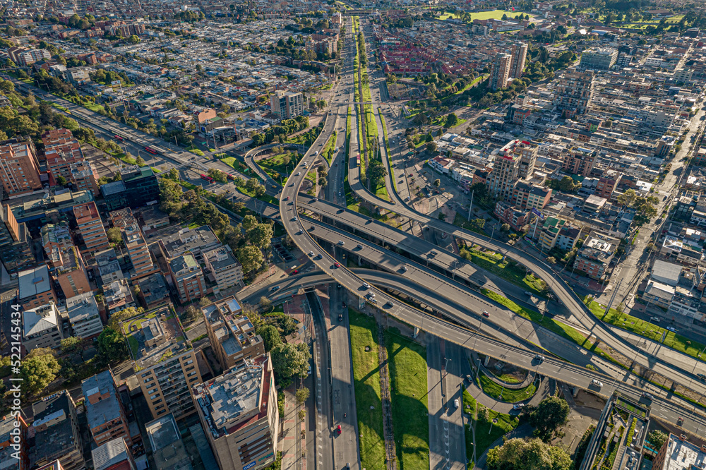 Autopista norte de Bogotá (Colombia ) a la altura de la av NQS, Usaquen y al fondo el centro internacional de la ciudad adornada por sus majestuosos cerros y edificaciones como torre sigma