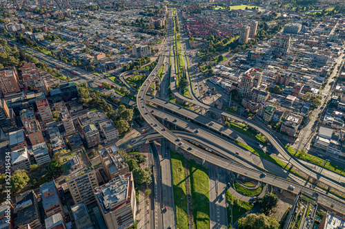 Obraz na płótnie Autopista norte de Bogotá (Colombia ) a la altura de la av NQS, Usaquen y al fondo el centro internacional de la ciudad adornada por sus majestuosos cerros y edificaciones como torre sigma w salonie