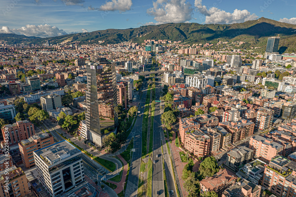 Autopista norte de Bogotá (Colombia ) a la altura de la av NQS, Usaquen y al fondo el centro internacional de la ciudad adornada por sus majestuosos cerros y edificaciones como torre sigma