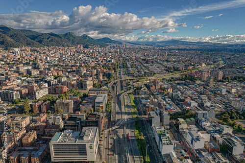 Autopista norte de Bogotá (Colombia ) a la altura de la av NQS, Usaquen y al fondo el centro internacional de la ciudad adornada por sus majestuosos cerros y edificaciones como torre sigma
