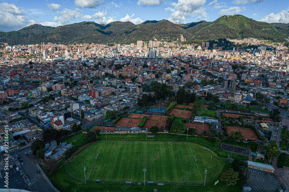 Carrera 30 de la ciudad de Bogotá ( Colombia), donde se puede visualizar el movistar arena y el estadio el campin y el lago del parque de los novios en primer plano y al fondo el centro de la ciudad.