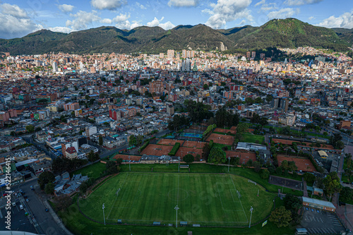 Obraz na płótnie Carrera 30 de la ciudad de Bogotá ( Colombia), donde se puede visualizar el movistar arena y el estadio el campin y el lago del parque de los novios en primer plano y al fondo el centro de la ciudad. w salonie
