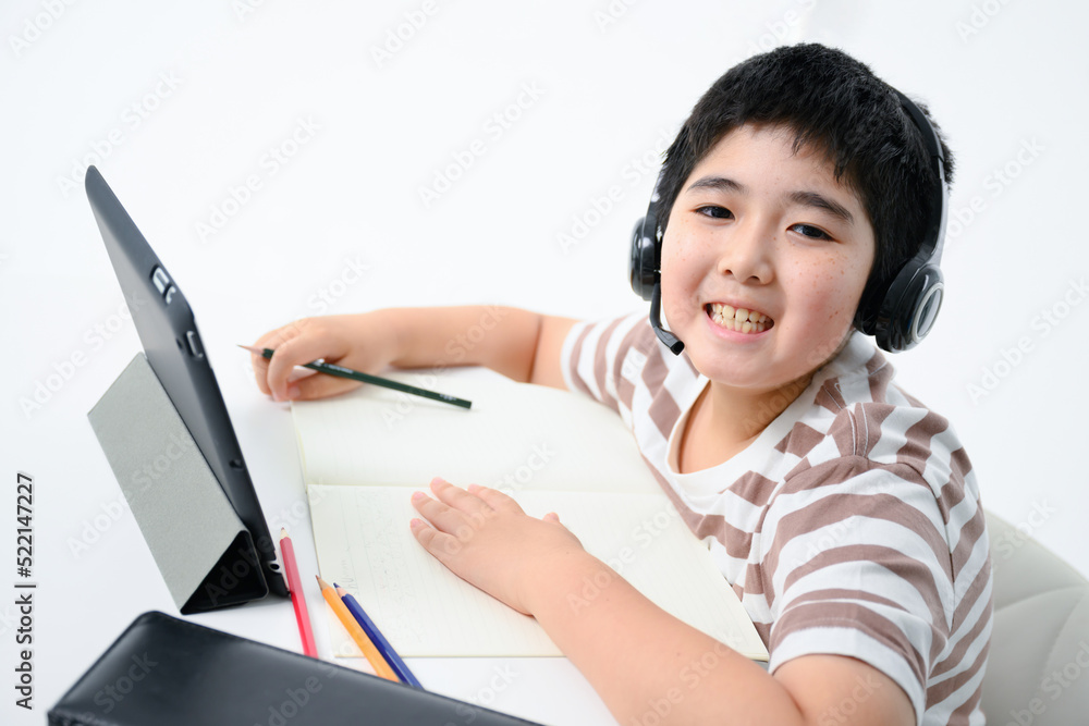 勉強をする少年 中学年~高学年 カメラ目線 勉強をする少年 中学年~高学年 カメラ目線