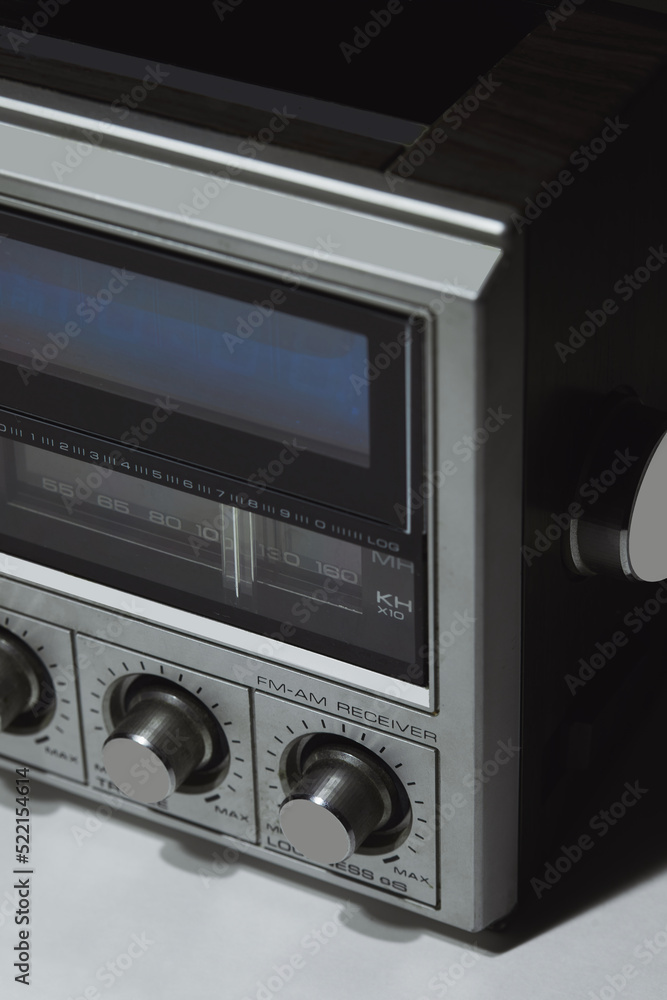 Retro AM/FM Radio Speaker and Alarm Clock Retro AM/FM Radio Speaker and Alarm Clock