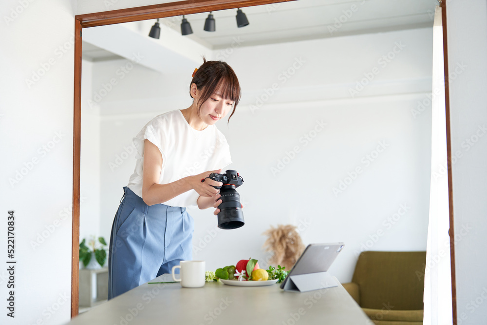 撮影した写真をモニターで確認するフォトグラファー 撮影した写真をモニターで確認するフォトグラファー
