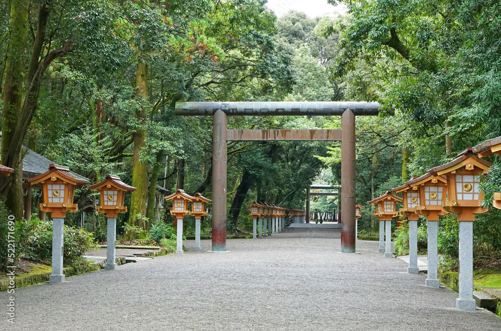 神社の鳥居と灯籠・宮崎神宮の参道 神社の鳥居と灯籠・宮崎神宮の参道