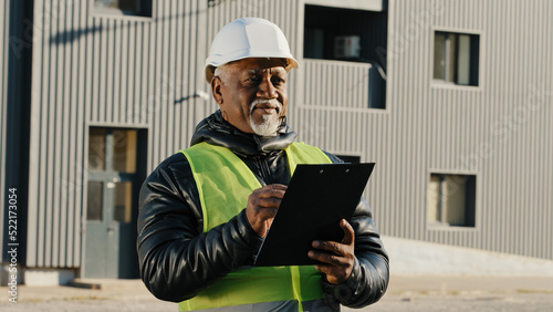 Φωτογραφία Elderly african american man construction manager evaluates building old foreman