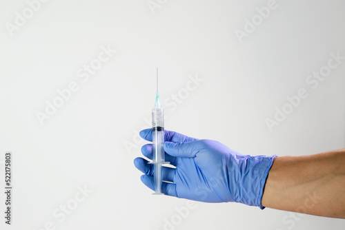 Manos de doctor con guantes quirúrgicos, medicinas y jeringas en diferentes acciones en fondo blanco, concepto de medicina, vida y salud. Vacuna contra  covid-19, viruela del Mono, influenza. photo