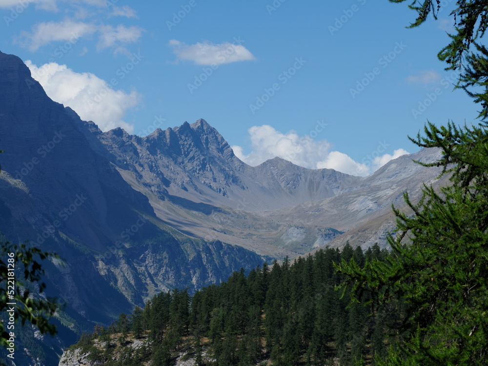 vallée glacière dans le massif des écrins, hautes alpes