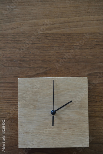 木でできたシンプルな掛け時計