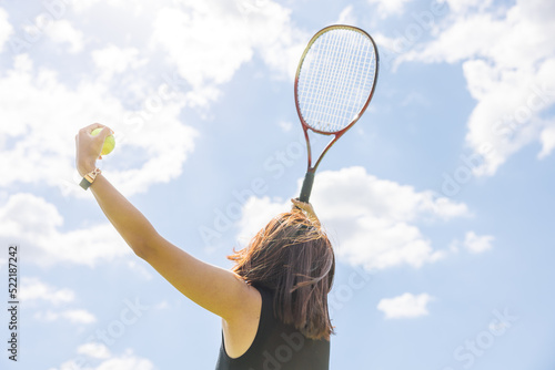 テニスをする女性 © M&M Factory