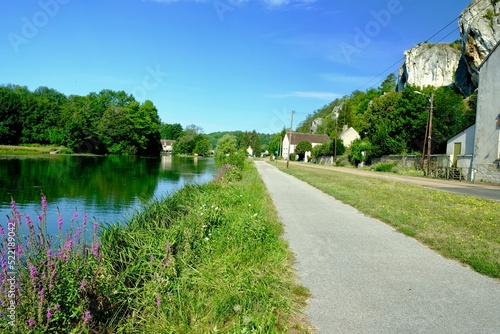 voie verte a vélo bord canal nivernais rocher de saussois