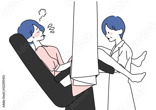 婦人科の内診を受ける女性
